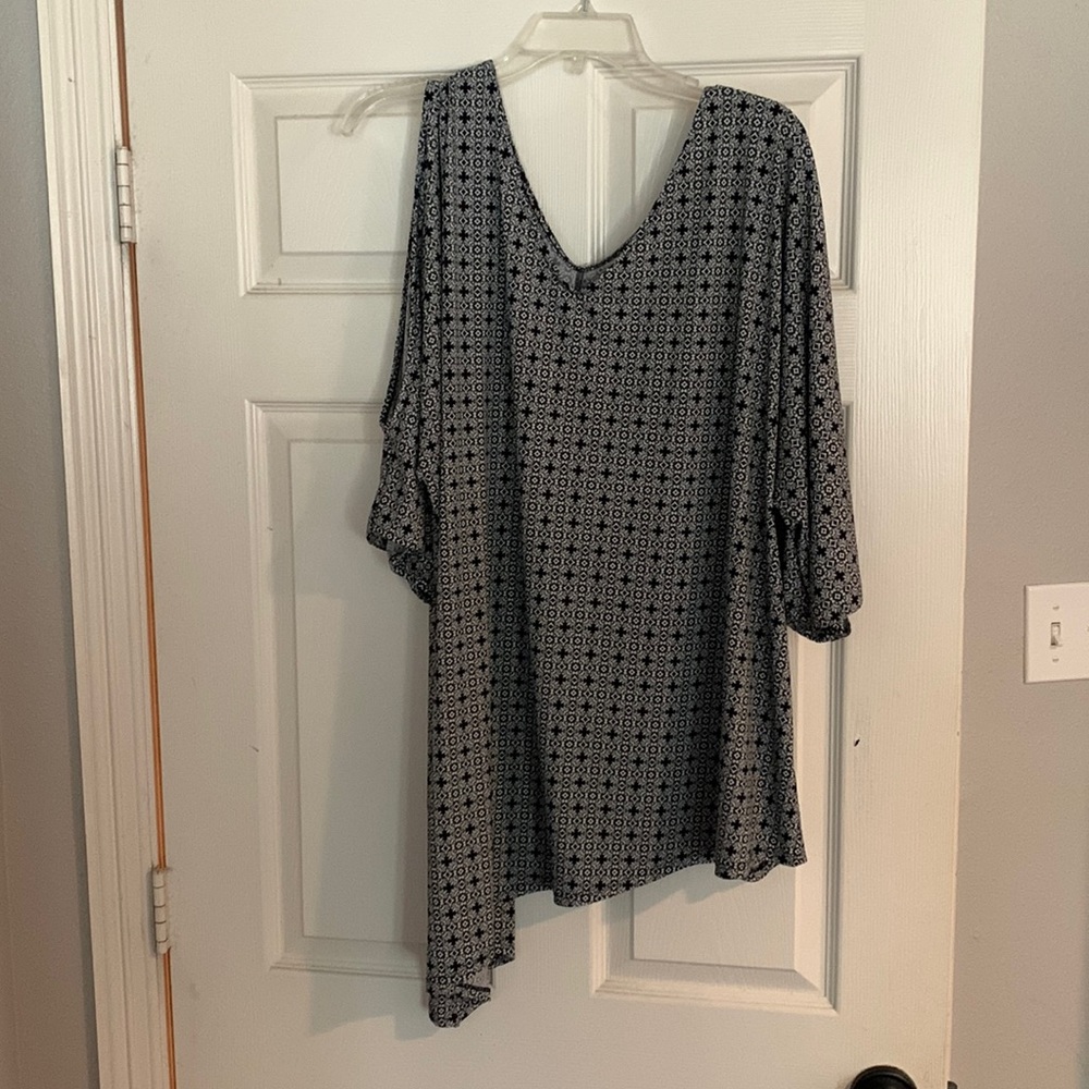 Asymmetrical shirt with one cold shoulder. Lane Bryant. Size 26/28